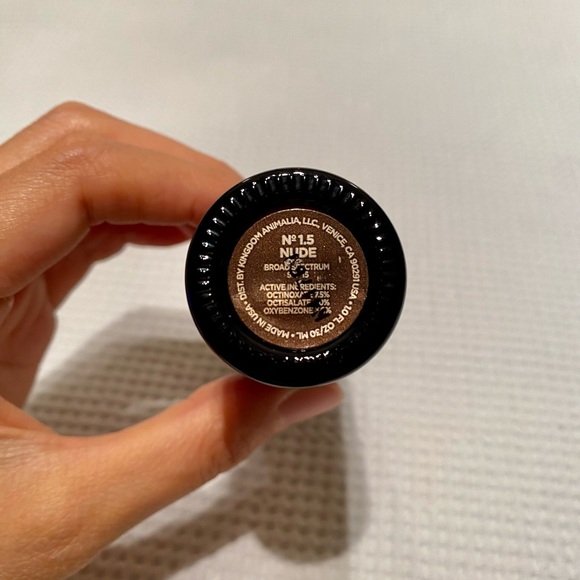 HOURGLASS Veil Fluid Makeup Oil Free SPF 15 - Picture 3 of 6